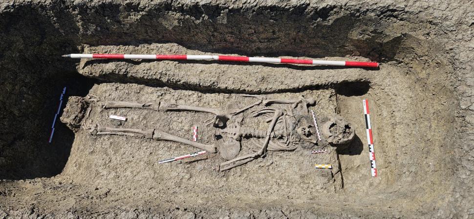 Descoperire spectaculoasă pe șantierul Centurii de Vest a Timișoarei: Un războinic îngropat cu tot cu calul său și obiecte prețioase 1066048