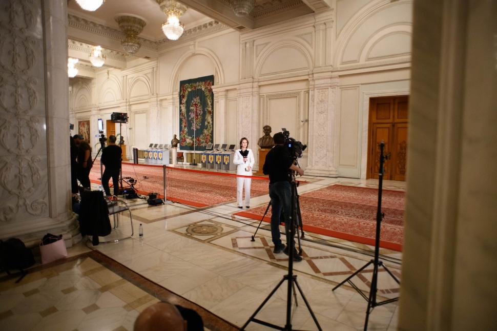 Imagini de culise din Parlament, de la votarea moțiunii contra Guvernului Bolojan. Ce nu s-a văzut la televizor 1066075