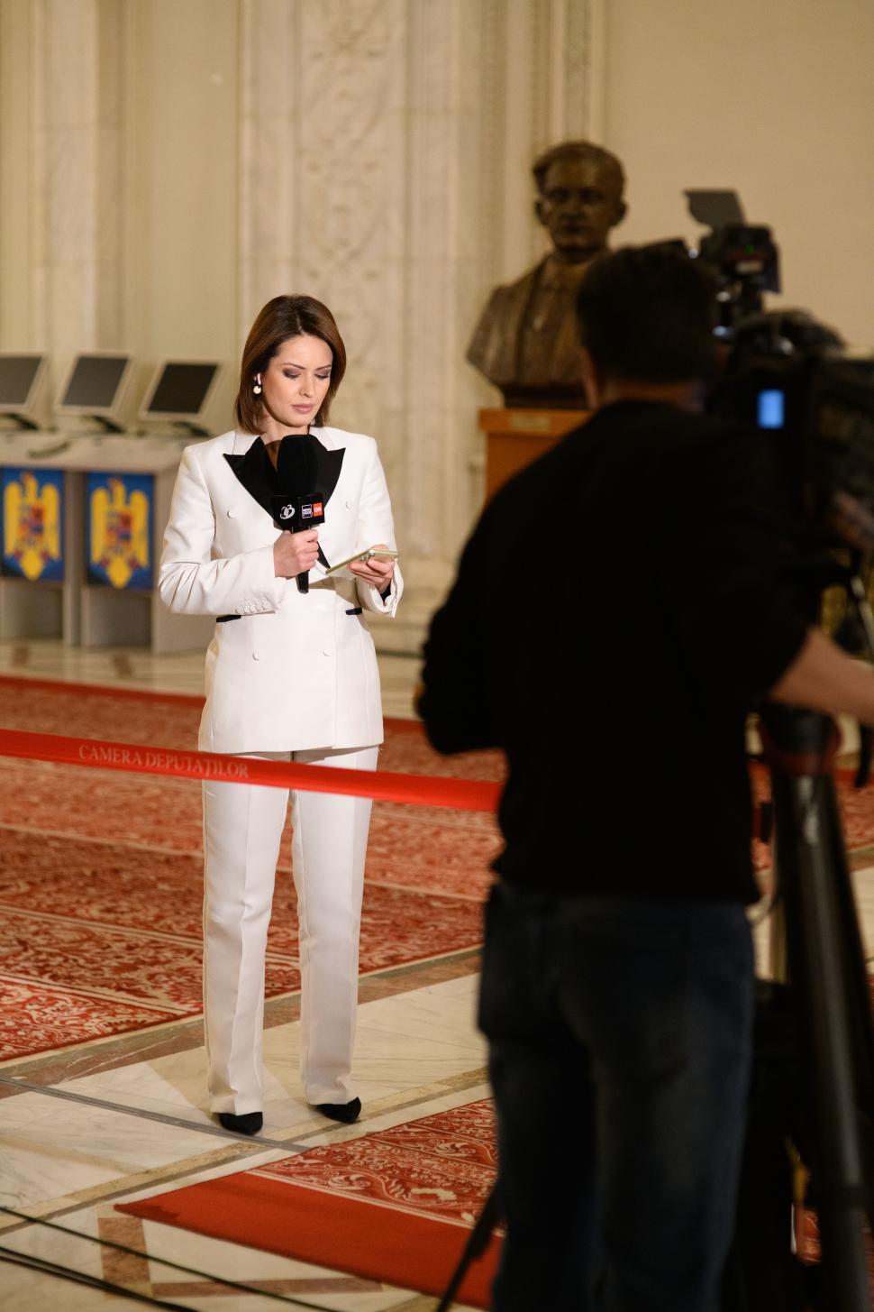 Imagini de culise din Parlament, de la votarea moțiunii contra Guvernului Bolojan. Ce nu s-a văzut la televizor 1066079