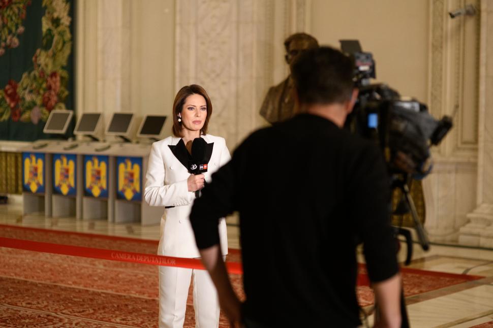 Imagini de culise din Parlament, de la votarea moțiunii contra Guvernului Bolojan. Ce nu s-a văzut la televizor 1066080