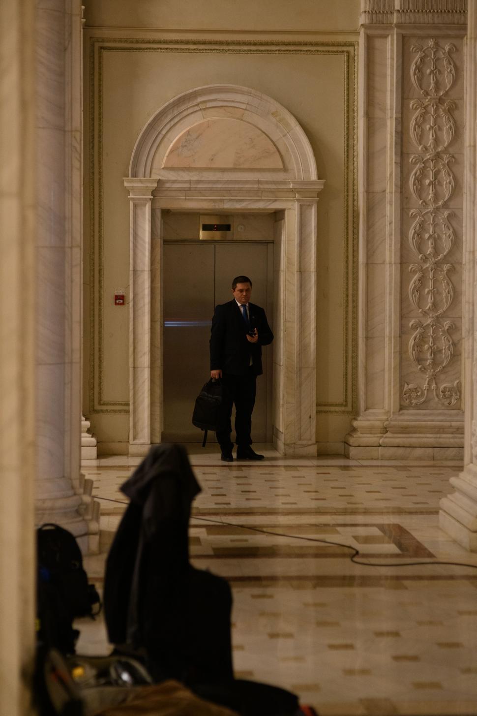 Imagini de culise din Parlament, de la votarea moțiunii contra Guvernului Bolojan. Ce nu s-a văzut la televizor 1066084