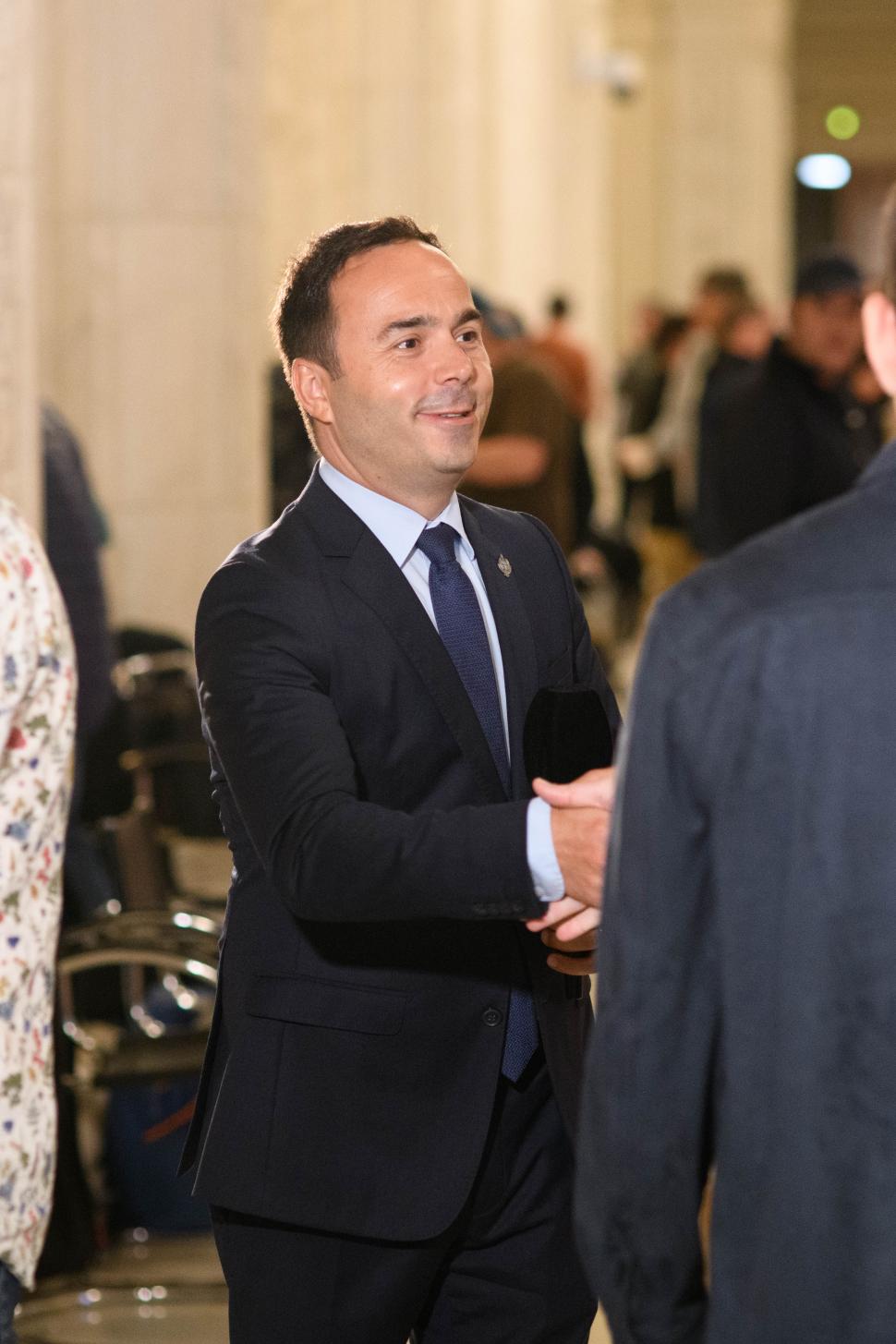 Imagini de culise din Parlament, de la votarea moțiunii contra Guvernului Bolojan. Ce nu s-a văzut la televizor 1066087