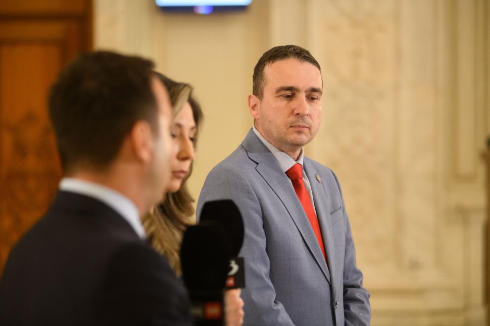 Imagini de culise din Parlament, de la votarea moțiunii contra Guvernului Bolojan. Ce nu s-a văzut la televizor 1066092