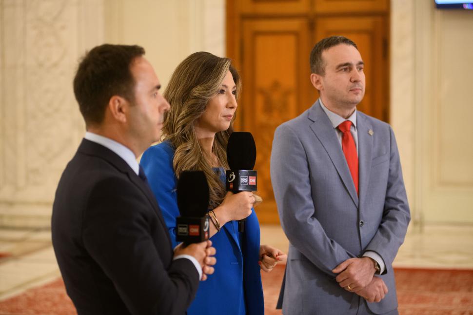 Imagini de culise din Parlament, de la votarea moțiunii contra Guvernului Bolojan. Ce nu s-a văzut la televizor 1066095