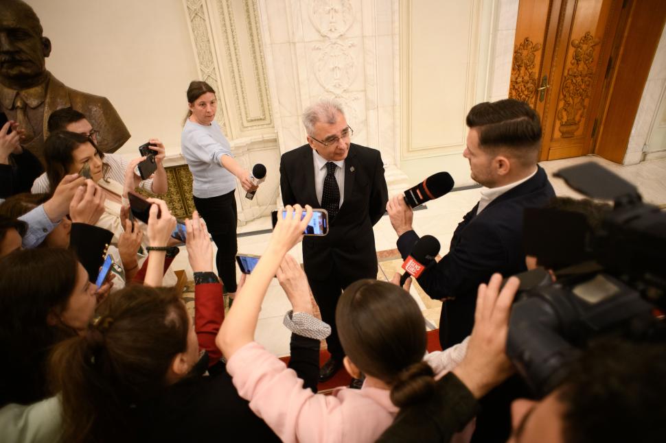 Imagini de culise din Parlament, de la votarea moțiunii contra Guvernului Bolojan. Ce nu s-a văzut la televizor 1066104