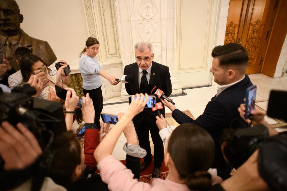 Imagini de culise din Parlament, de la votarea moțiunii contra Guvernului Bolojan. Ce nu s-a văzut la televizor 1066108