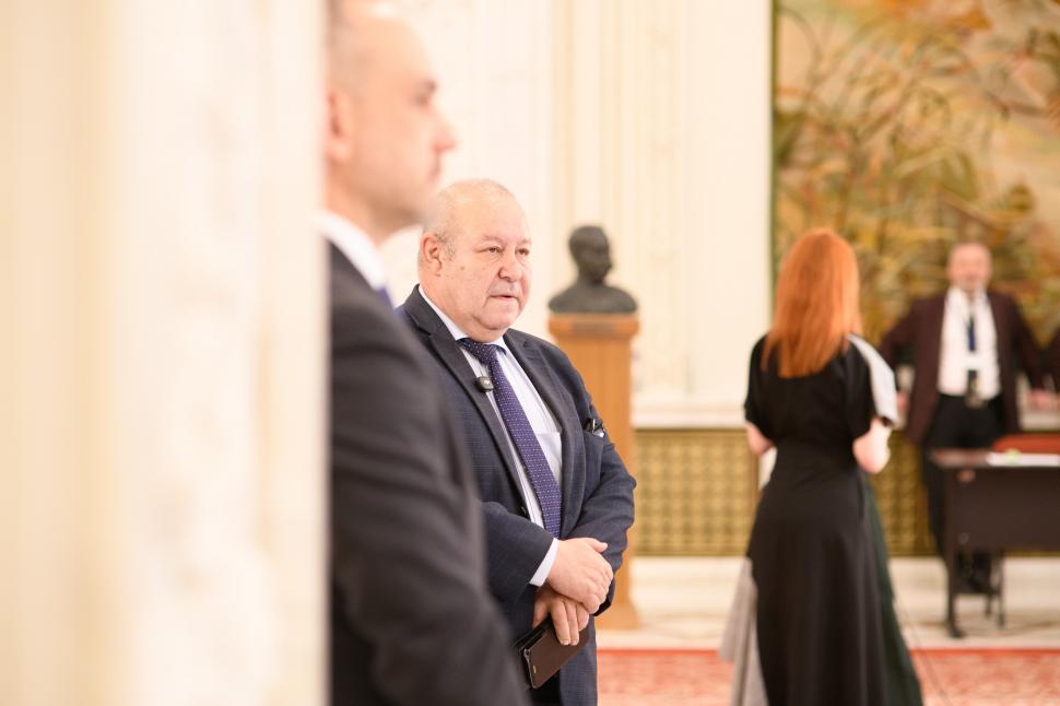 Imagini de culise din Parlament, de la votarea moțiunii contra Guvernului Bolojan. Ce nu s-a văzut la televizor 1066110