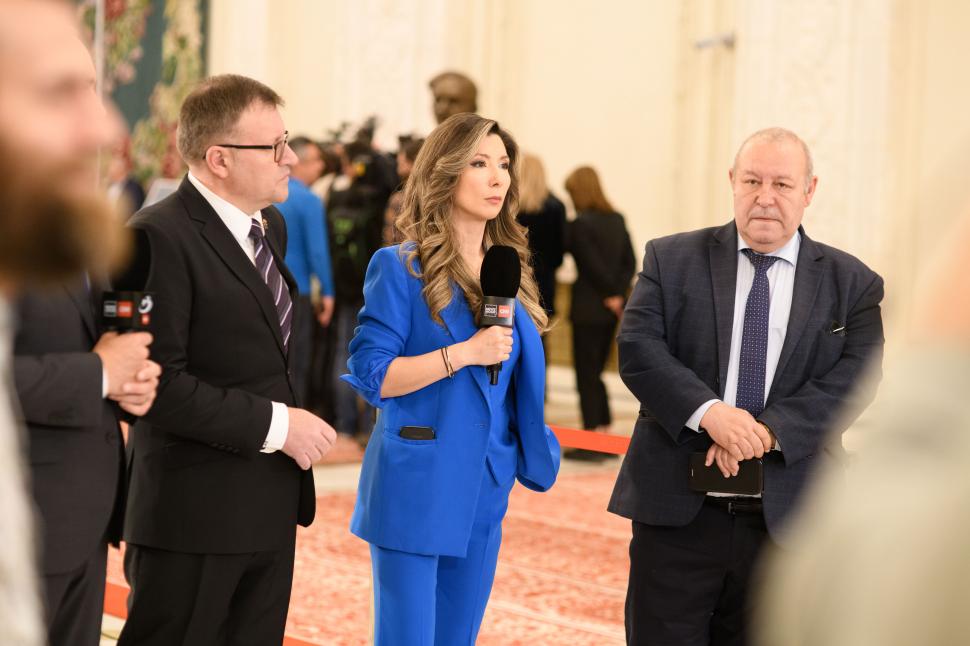 Imagini de culise din Parlament, de la votarea moțiunii contra Guvernului Bolojan. Ce nu s-a văzut la televizor 1066115