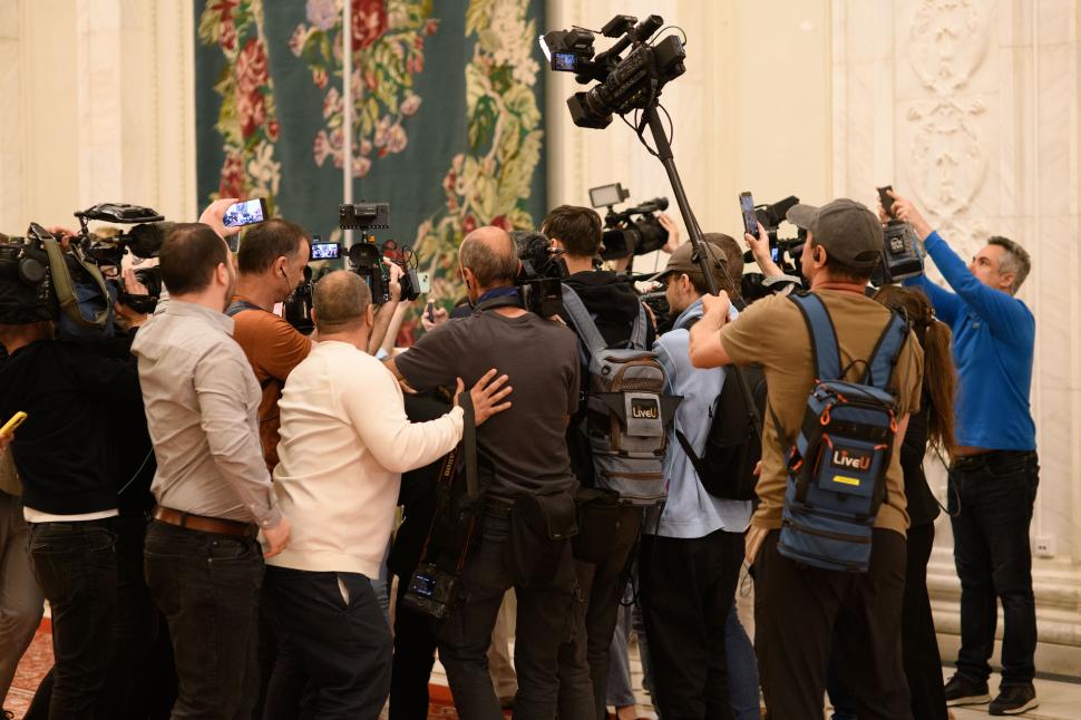 Imagini de culise din Parlament, de la votarea moțiunii contra Guvernului Bolojan. Ce nu s-a văzut la televizor 1066118