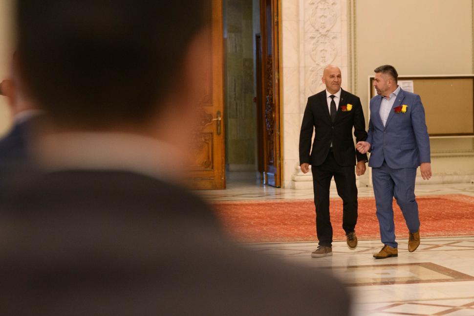 Imagini de culise din Parlament, de la votarea moțiunii contra Guvernului Bolojan. Ce nu s-a văzut la televizor 1066123