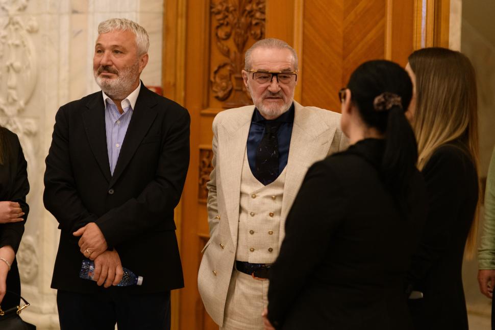 Imagini de culise din Parlament, de la votarea moțiunii contra Guvernului Bolojan. Ce nu s-a văzut la televizor 1066124