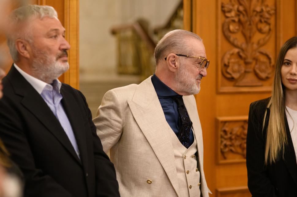 Imagini de culise din Parlament, de la votarea moțiunii contra Guvernului Bolojan. Ce nu s-a văzut la televizor 1066126