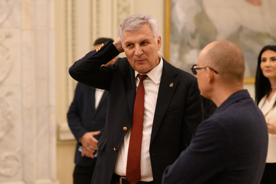 Imagini de culise din Parlament, de la votarea moțiunii contra Guvernului Bolojan. Ce nu s-a văzut la televizor 1066127