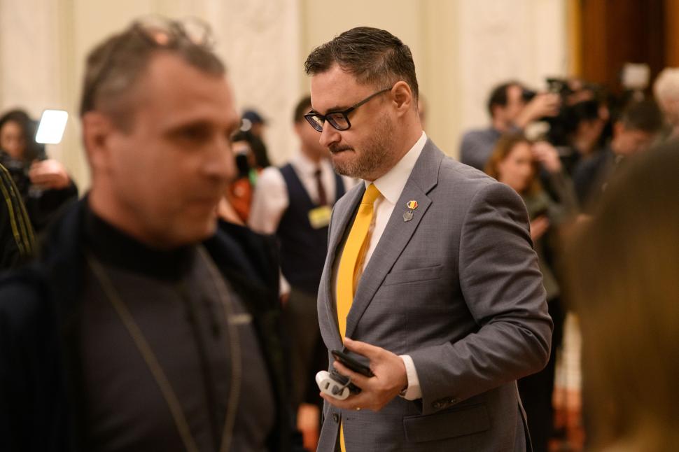 Imagini de culise din Parlament, de la votarea moțiunii contra Guvernului Bolojan. Ce nu s-a văzut la televizor 1066128