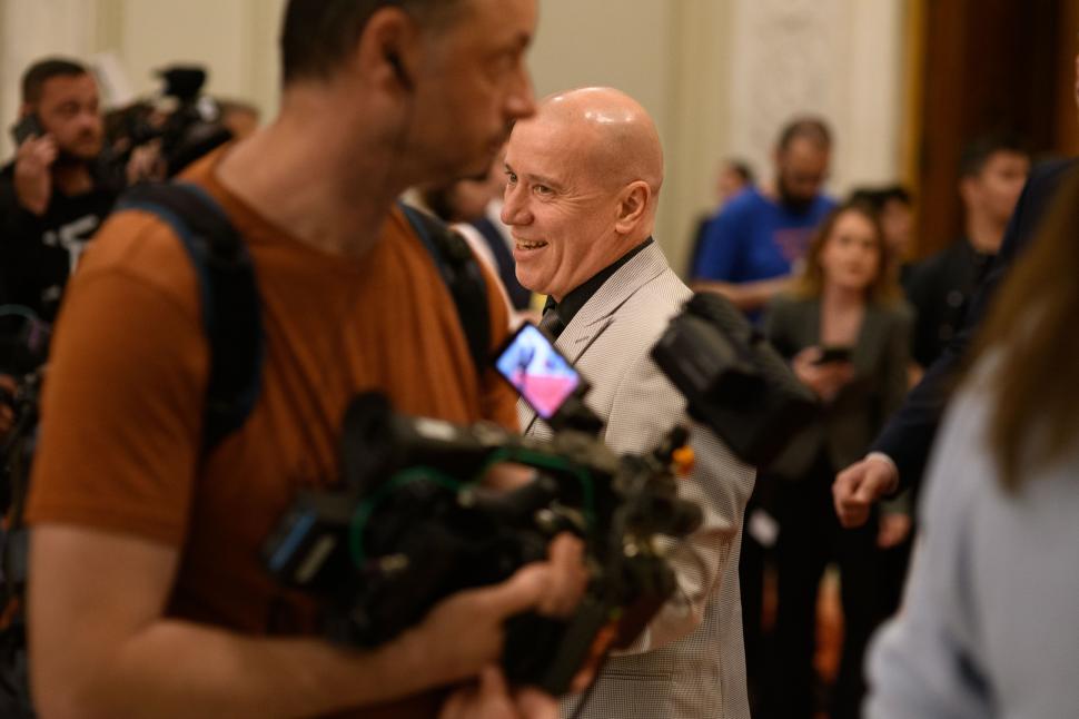 Imagini de culise din Parlament, de la votarea moțiunii contra Guvernului Bolojan. Ce nu s-a văzut la televizor 1066129