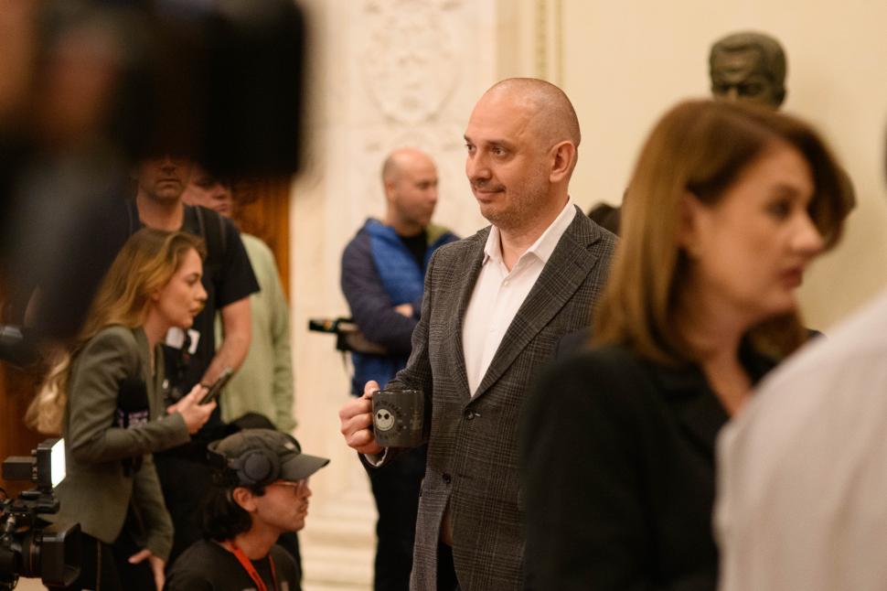 Imagini de culise din Parlament, de la votarea moțiunii contra Guvernului Bolojan. Ce nu s-a văzut la televizor 1066130