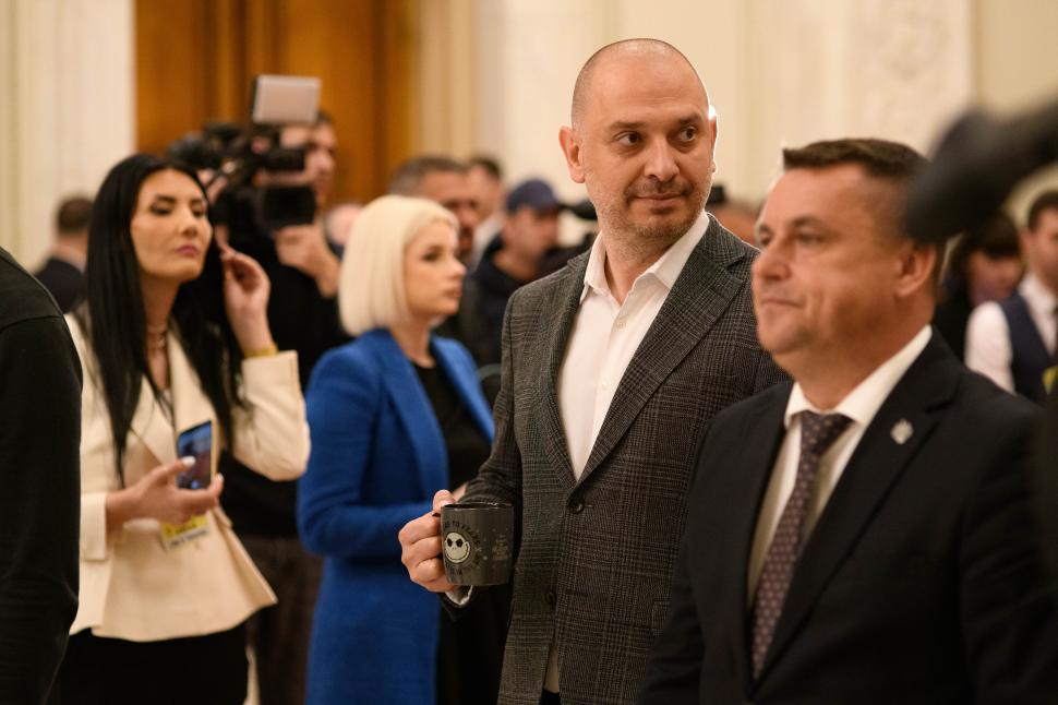 Imagini de culise din Parlament, de la votarea moțiunii contra Guvernului Bolojan. Ce nu s-a văzut la televizor 1066131
