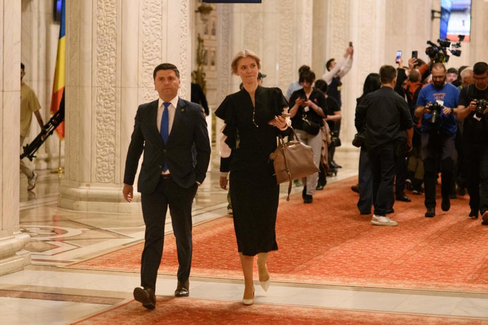 Imagini de culise din Parlament, de la votarea moțiunii contra Guvernului Bolojan. Ce nu s-a văzut la televizor 1066132