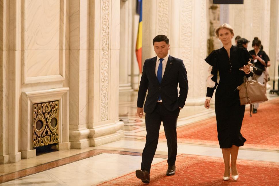 Imagini de culise din Parlament, de la votarea moțiunii contra Guvernului Bolojan. Ce nu s-a văzut la televizor 1066133