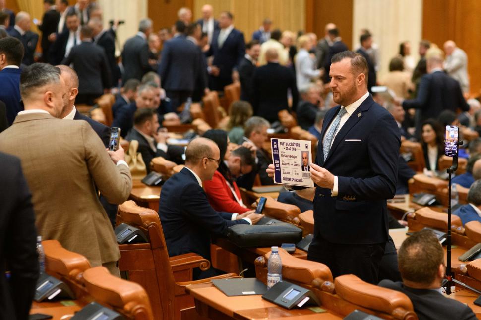 Imagini de culise din Parlament, de la votarea moțiunii contra Guvernului Bolojan. Ce nu s-a văzut la televizor 1066134