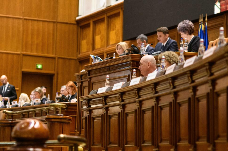 Imagini de culise din Parlament, de la votarea moțiunii contra Guvernului Bolojan. Ce nu s-a văzut la televizor 1066135