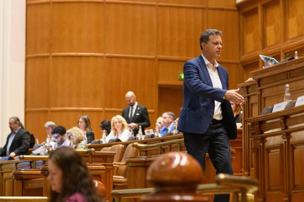 Imagini de culise din Parlament, de la votarea moțiunii contra Guvernului Bolojan. Ce nu s-a văzut la televizor 1066136