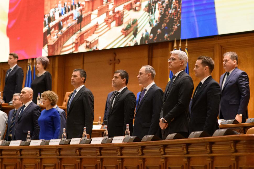 Imagini de culise din Parlament, de la votarea moțiunii contra Guvernului Bolojan. Ce nu s-a văzut la televizor 1066137