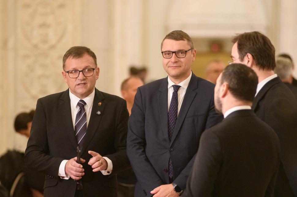Imagini de culise din Parlament, de la votarea moțiunii contra Guvernului Bolojan. Ce nu s-a văzut la televizor 1066138