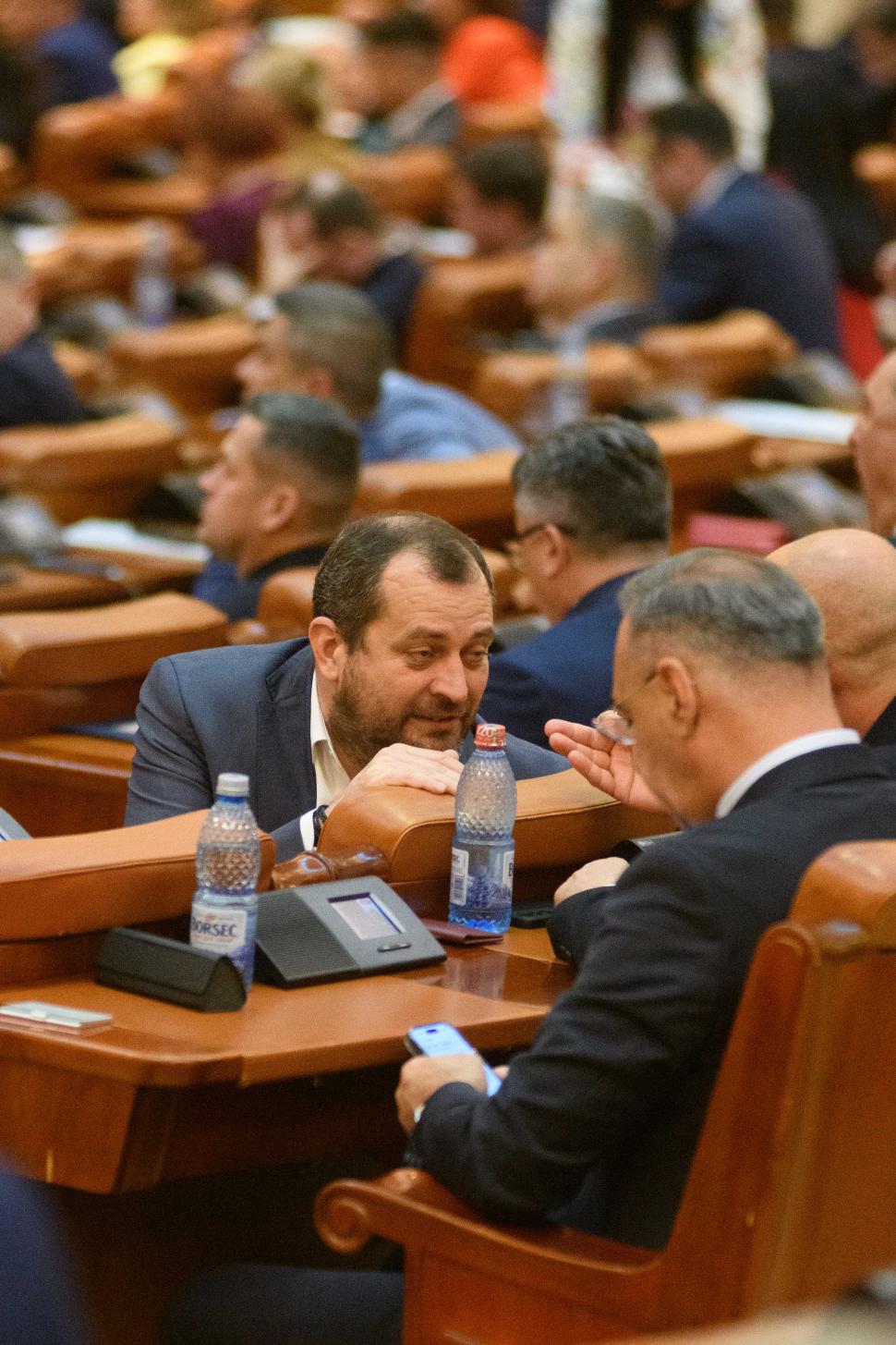 Imagini de culise din Parlament, de la votarea moțiunii contra Guvernului Bolojan. Ce nu s-a văzut la televizor 1066139