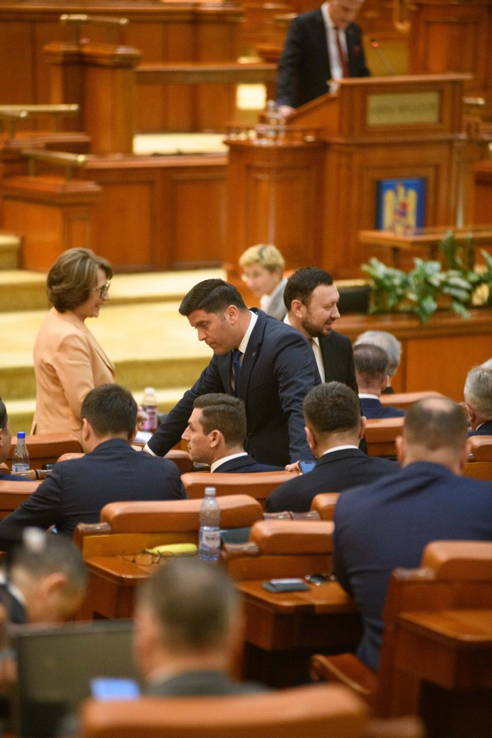 Imagini de culise din Parlament, de la votarea moțiunii contra Guvernului Bolojan. Ce nu s-a văzut la televizor 1066140