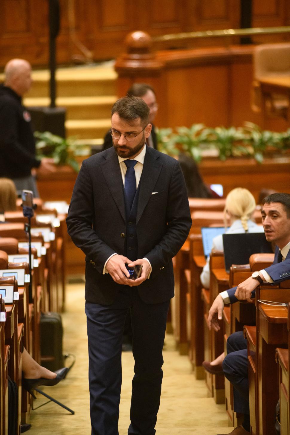 Imagini de culise din Parlament, de la votarea moțiunii contra Guvernului Bolojan. Ce nu s-a văzut la televizor 1066141