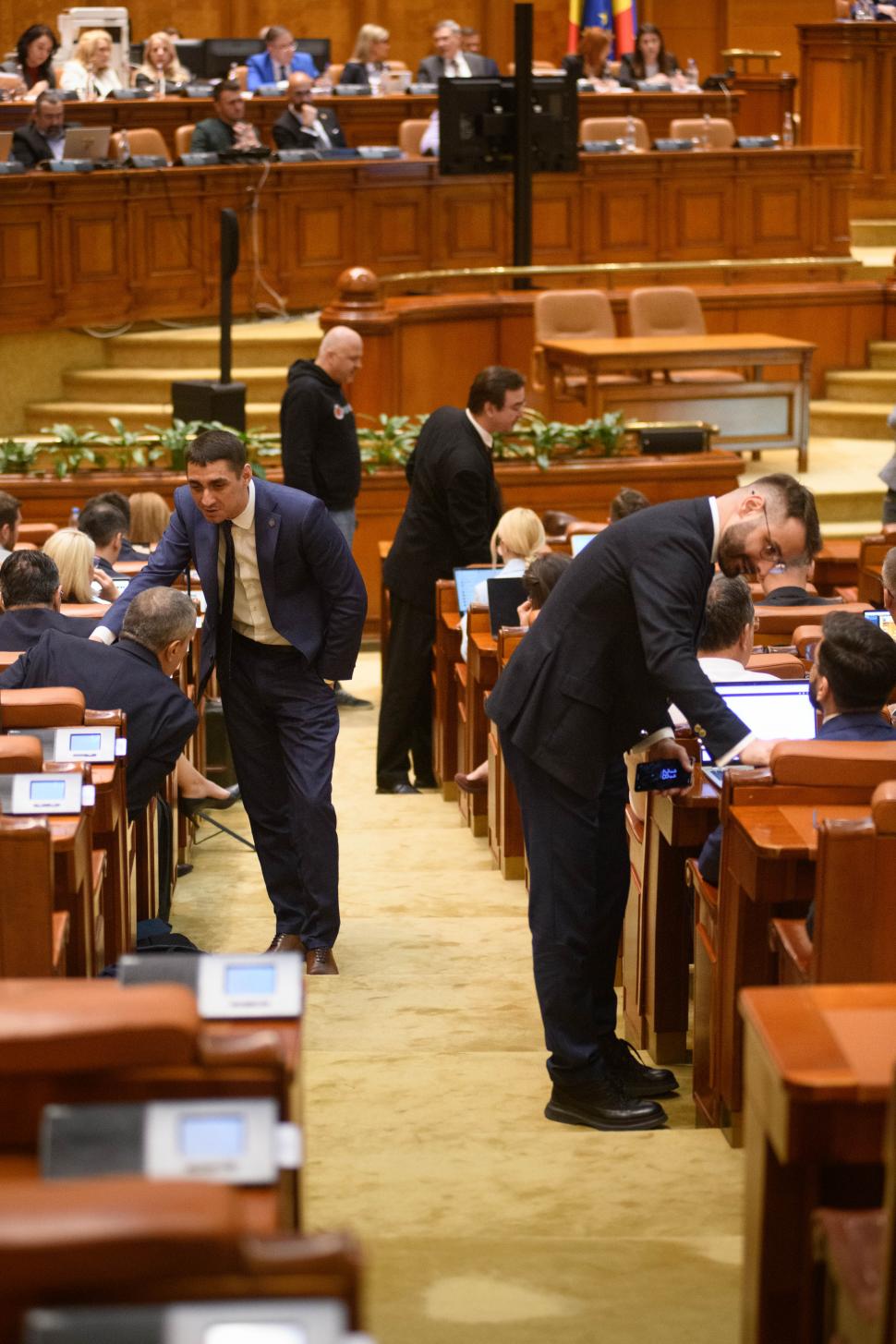 Imagini de culise din Parlament, de la votarea moțiunii contra Guvernului Bolojan. Ce nu s-a văzut la televizor 1066142