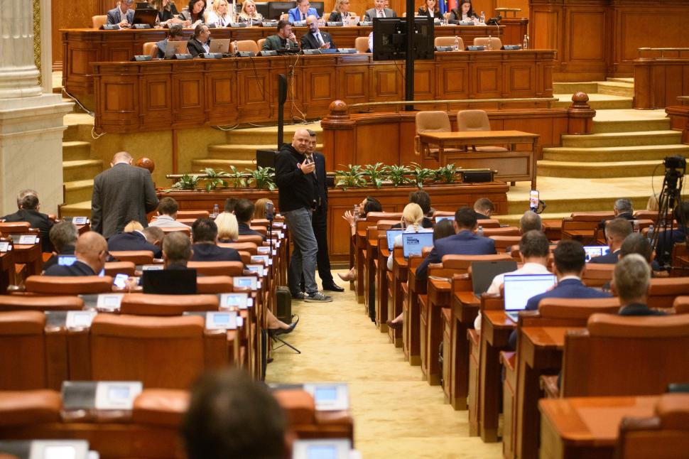 Imagini de culise din Parlament, de la votarea moțiunii contra Guvernului Bolojan. Ce nu s-a văzut la televizor 1066143