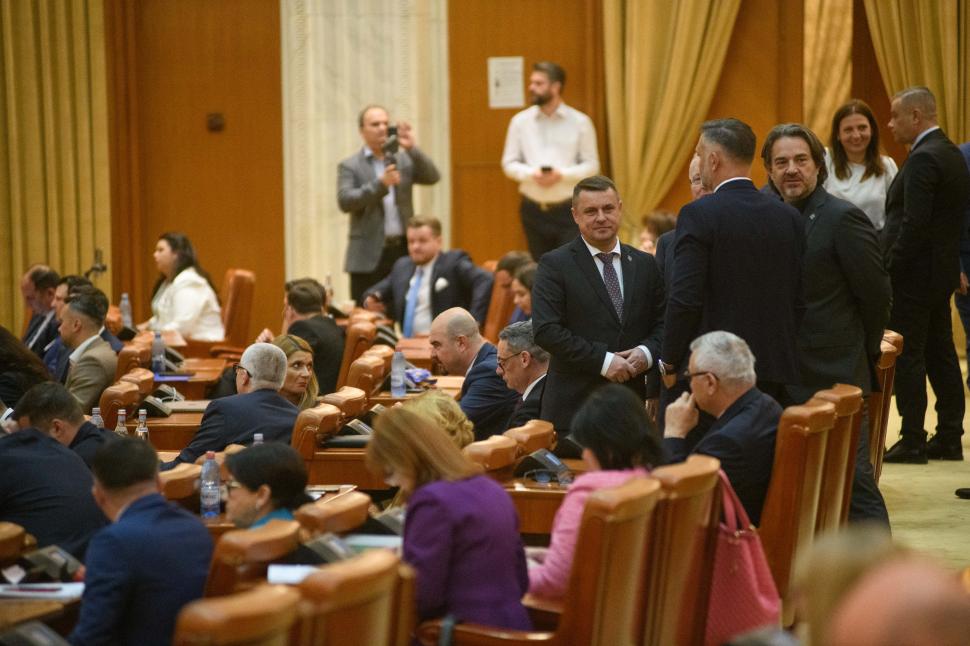 Imagini de culise din Parlament, de la votarea moțiunii contra Guvernului Bolojan. Ce nu s-a văzut la televizor 1066144