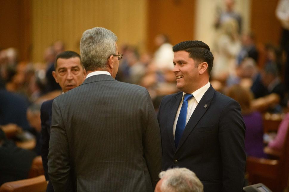 Imagini de culise din Parlament, de la votarea moțiunii contra Guvernului Bolojan. Ce nu s-a văzut la televizor 1066145