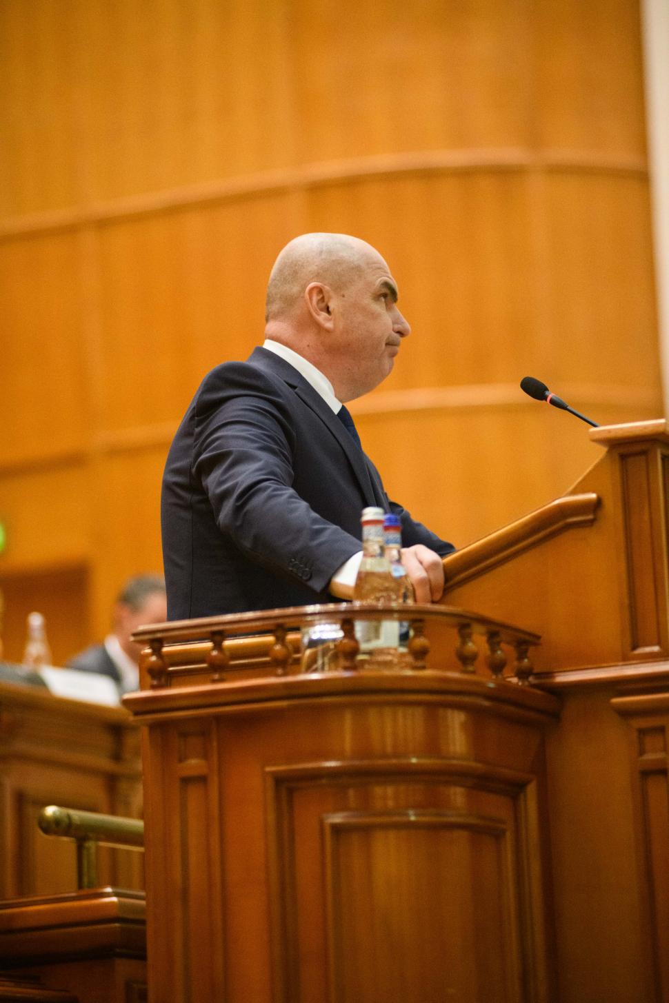 Imagini de culise din Parlament, de la votarea moțiunii contra Guvernului Bolojan. Ce nu s-a văzut la televizor 1066146