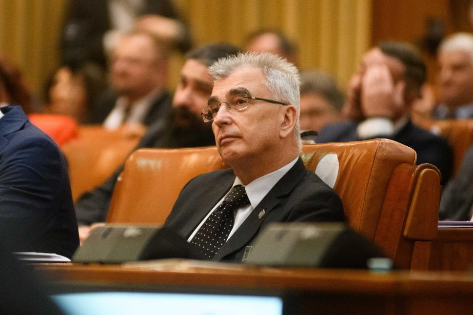 Imagini de culise din Parlament, de la votarea moțiunii contra Guvernului Bolojan. Ce nu s-a văzut la televizor 1066148