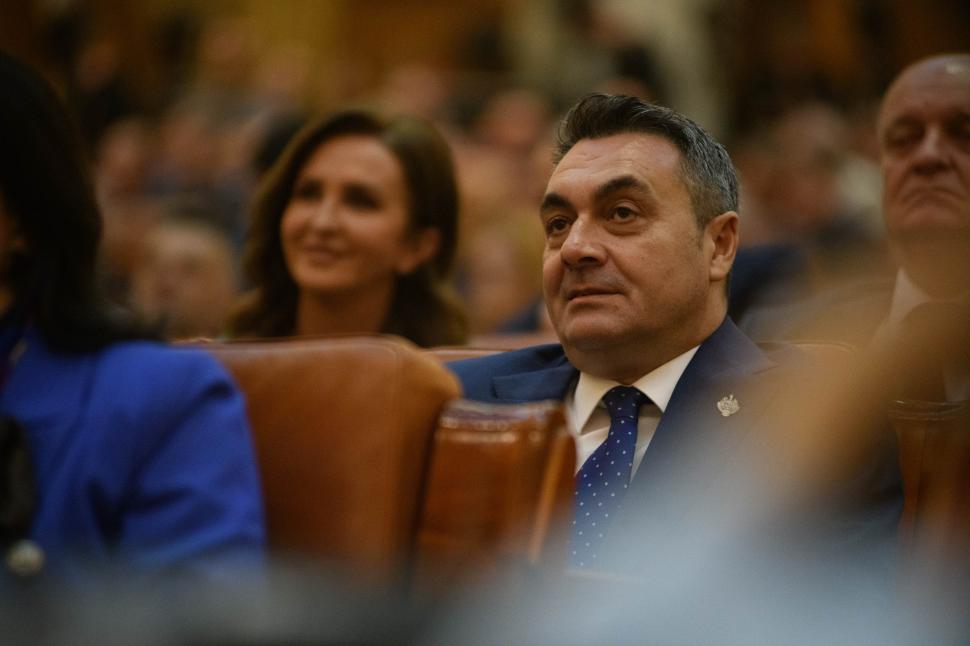 Imagini de culise din Parlament, de la votarea moțiunii contra Guvernului Bolojan. Ce nu s-a văzut la televizor 1066149