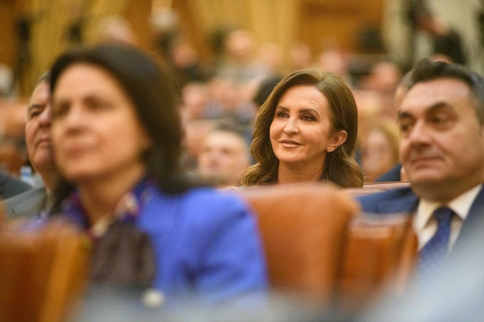 Imagini de culise din Parlament, de la votarea moțiunii contra Guvernului Bolojan. Ce nu s-a văzut la televizor 1066150