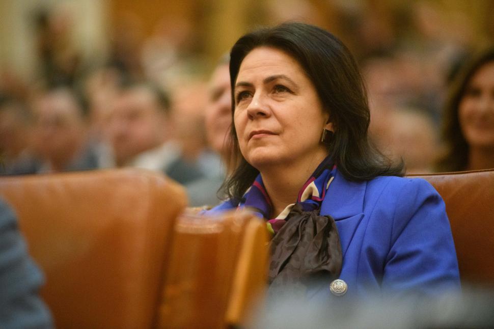 Imagini de culise din Parlament, de la votarea moțiunii contra Guvernului Bolojan. Ce nu s-a văzut la televizor 1066151