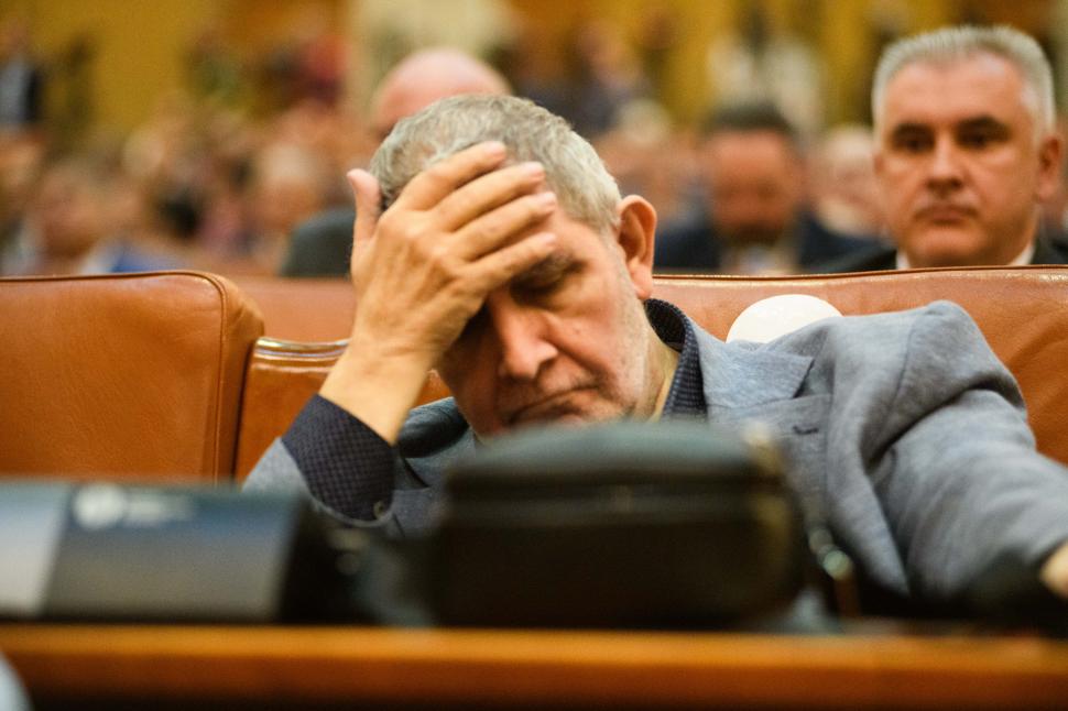 Imagini de culise din Parlament, de la votarea moțiunii contra Guvernului Bolojan. Ce nu s-a văzut la televizor 1066152