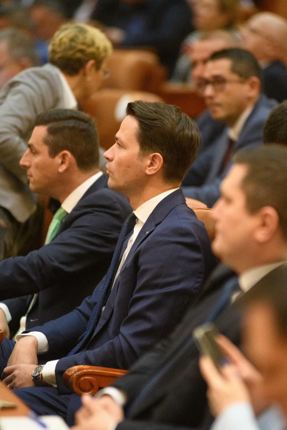 Imagini de culise din Parlament, de la votarea moțiunii contra Guvernului Bolojan. Ce nu s-a văzut la televizor 1066153