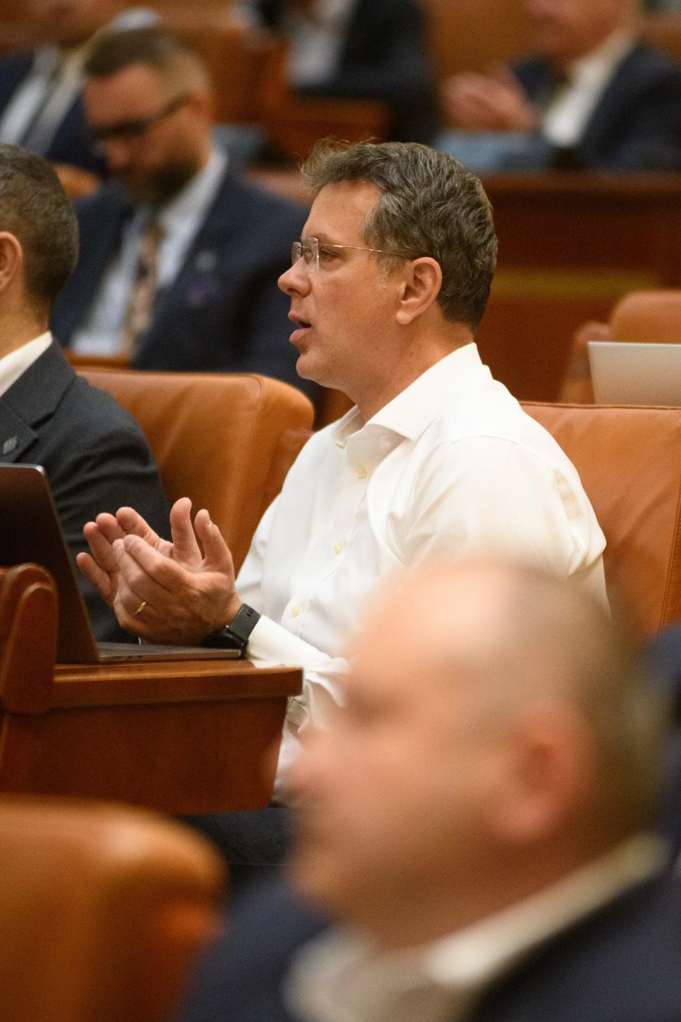 Imagini de culise din Parlament, de la votarea moțiunii contra Guvernului Bolojan. Ce nu s-a văzut la televizor 1066154
