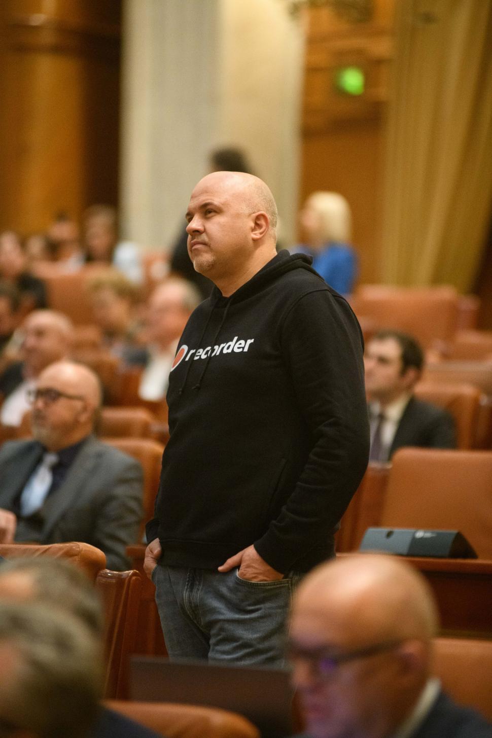 Imagini de culise din Parlament, de la votarea moțiunii contra Guvernului Bolojan. Ce nu s-a văzut la televizor 1066155