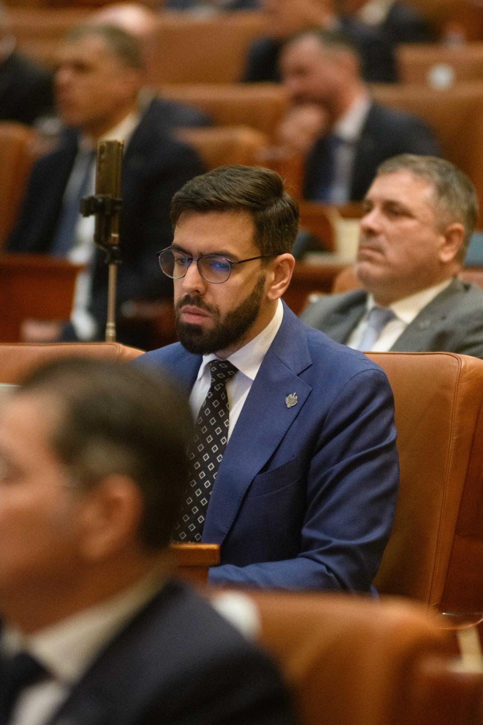 Imagini de culise din Parlament, de la votarea moțiunii contra Guvernului Bolojan. Ce nu s-a văzut la televizor 1066156