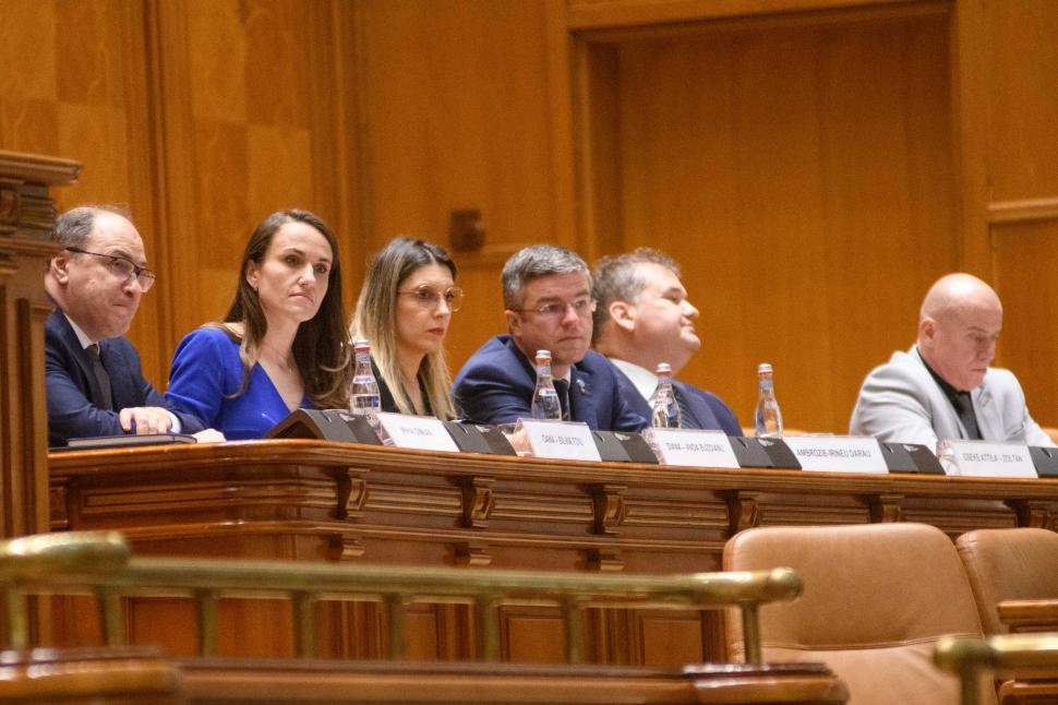 Imagini de culise din Parlament, de la votarea moțiunii contra Guvernului Bolojan. Ce nu s-a văzut la televizor 1066159