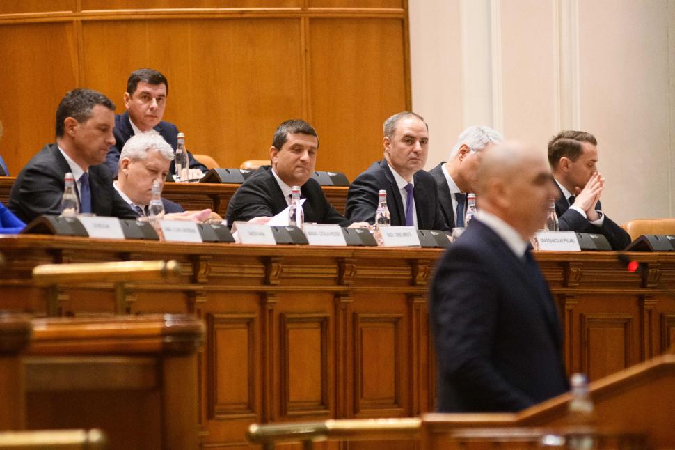 Imagini de culise din Parlament, de la votarea moțiunii contra Guvernului Bolojan. Ce nu s-a văzut la televizor 1066160