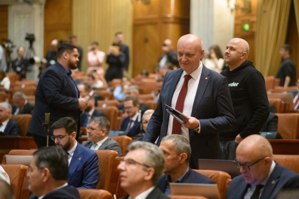 Imagini de culise din Parlament, de la votarea moțiunii contra Guvernului Bolojan. Ce nu s-a văzut la televizor 1066161
