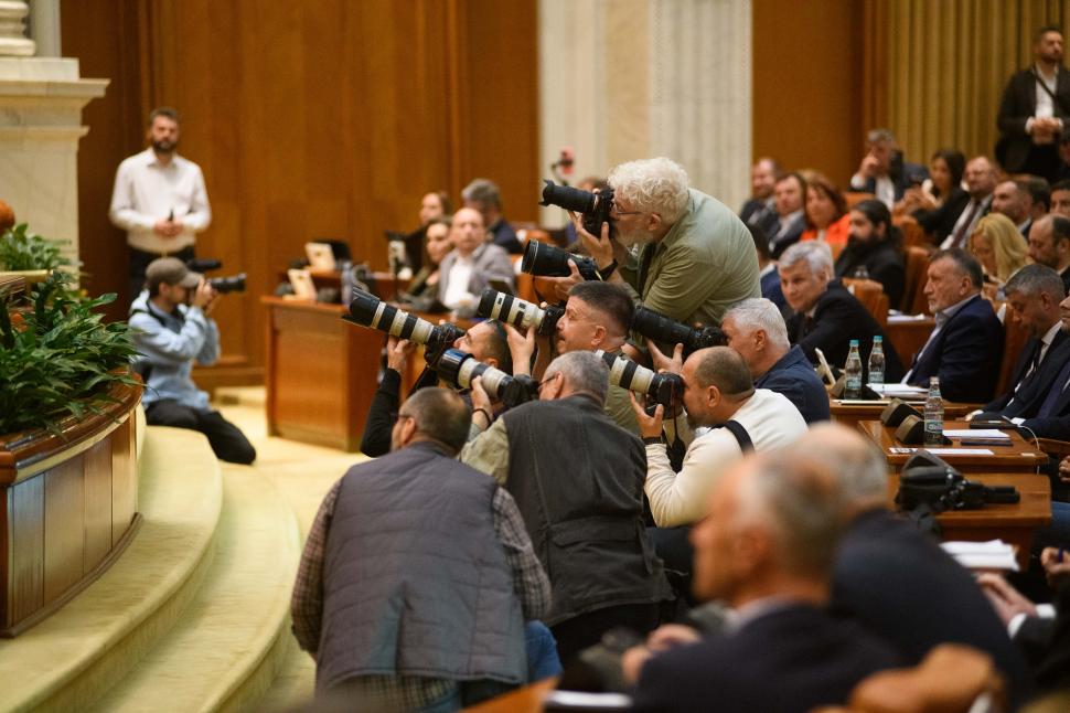 Imagini de culise din Parlament, de la votarea moțiunii contra Guvernului Bolojan. Ce nu s-a văzut la televizor 1066162