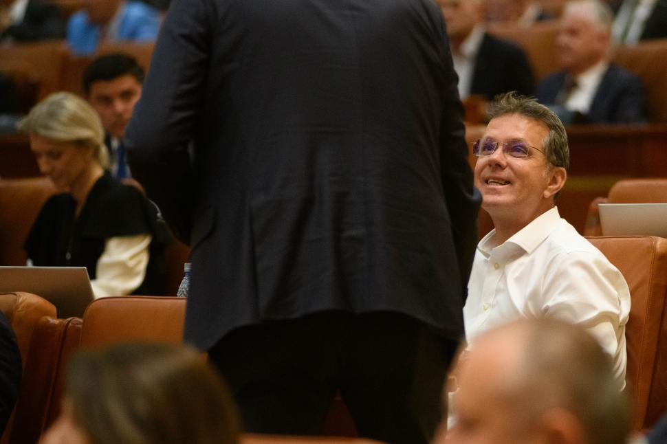 Imagini de culise din Parlament, de la votarea moțiunii contra Guvernului Bolojan. Ce nu s-a văzut la televizor 1066163